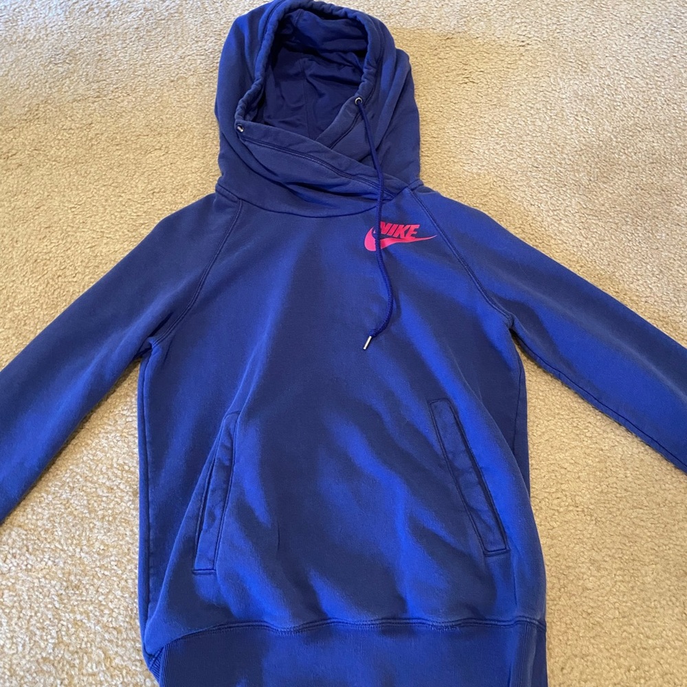 Nike Hoodie worn a fair amount but still in great condition!